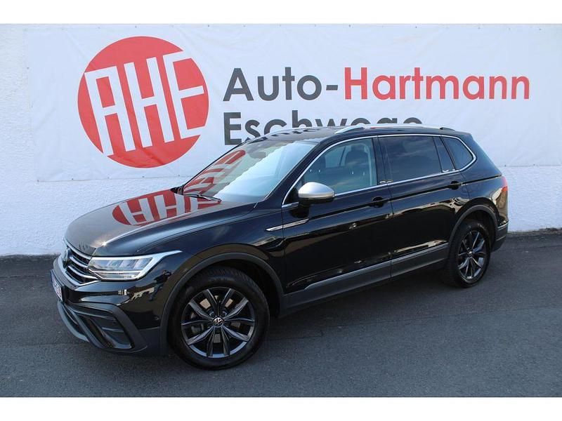 Deep black perleffek (metallic) Gebraucht 2023 VW Tiguan Allspace Move SUV | 35.379 € (Superpreis) - Bild 1/4