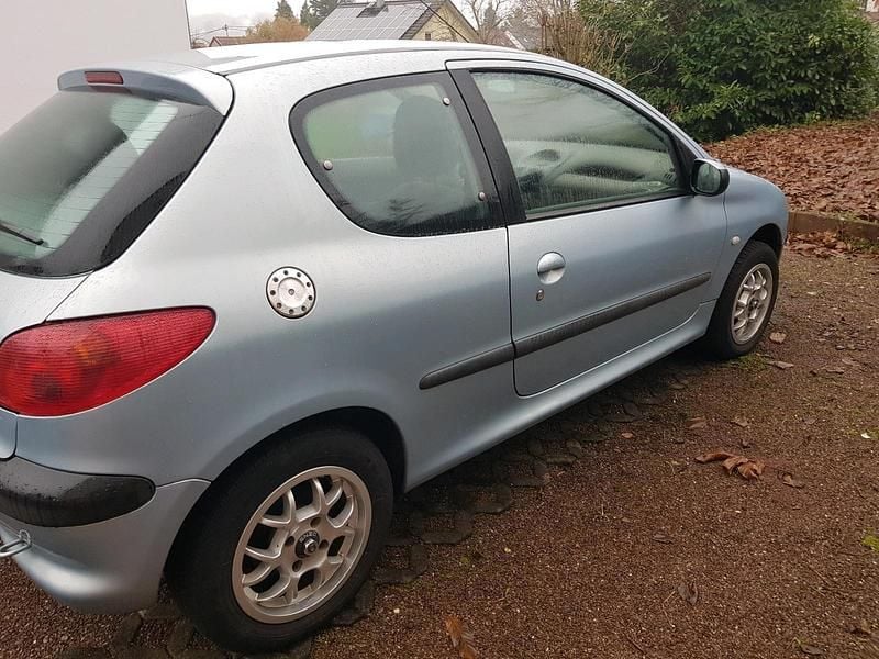 Blau Gebraucht 2001 Peugeot 206 Kleinwagen | 750 € (Guter Preis) - Bild 1/4