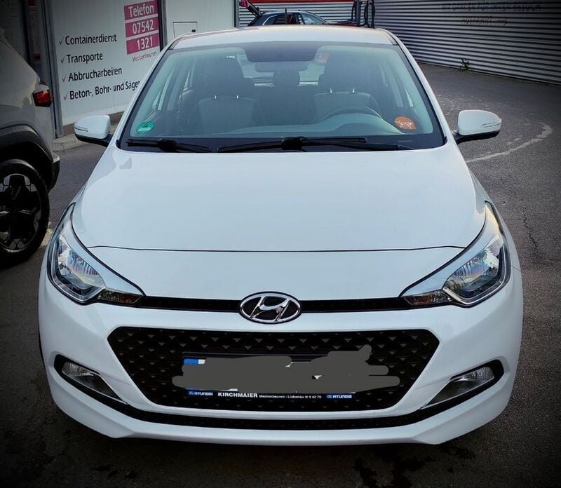 Weiß Gebraucht 2016 Hyundai i20 Limousine | 7.999 € (Guter Preis) - Bild 1/4