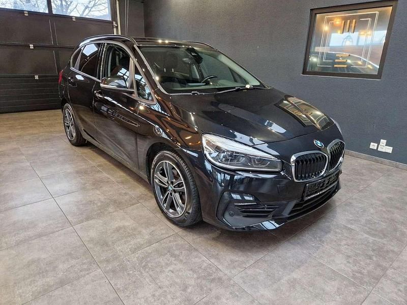 Black sapphire metallic Gebraucht 2021 BMW 218 Sport Line Van / Kleinbus | 16.999 € (Superpreis) - Bild 1/2