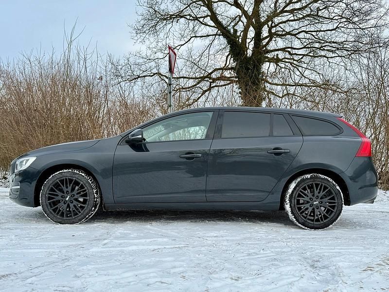 Grau Gebraucht 2013 Volvo V60 Kinetic Kombi | 6.999 € (Fairer Preis) - Bild 1/4