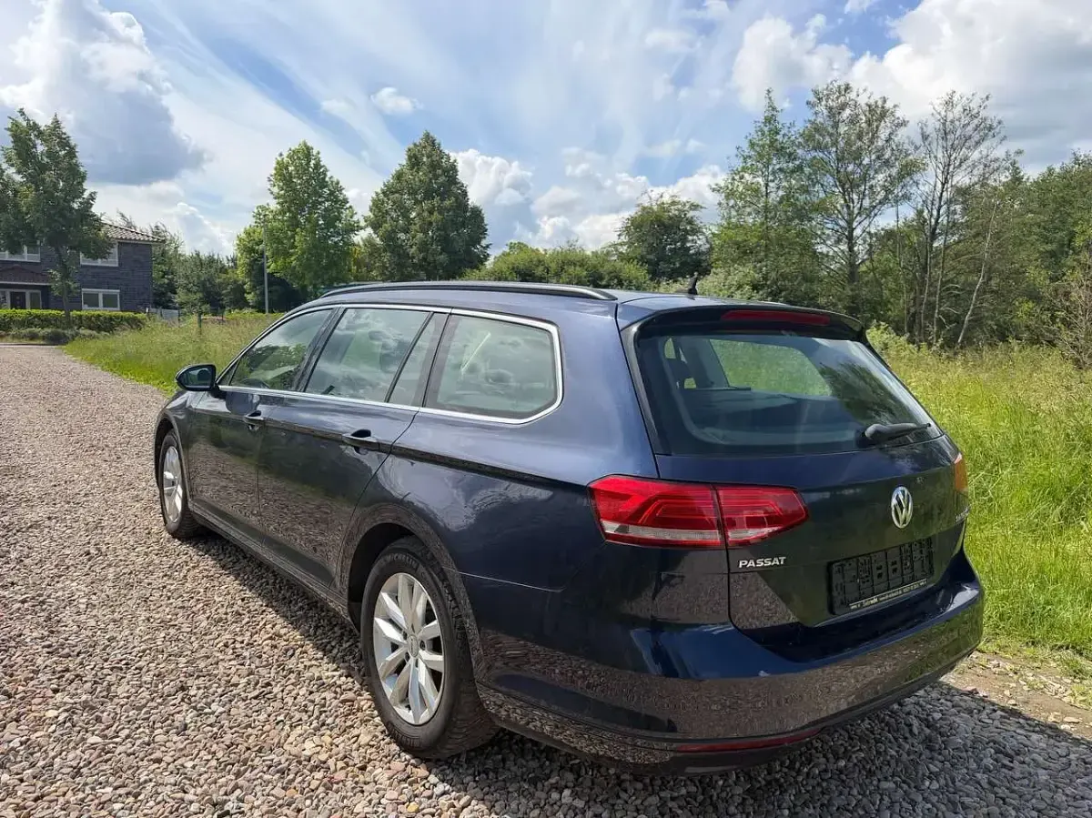 Gebraucht VW Passat Comfortline 150 PS (110 kW) 2017 Night blue metallic Kombi