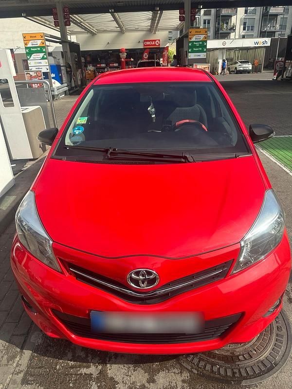 Rot Gebraucht 2013 Toyota Yaris Edition Kleinwagen | 5.499 € (Fairer Preis) - Bild 1/4