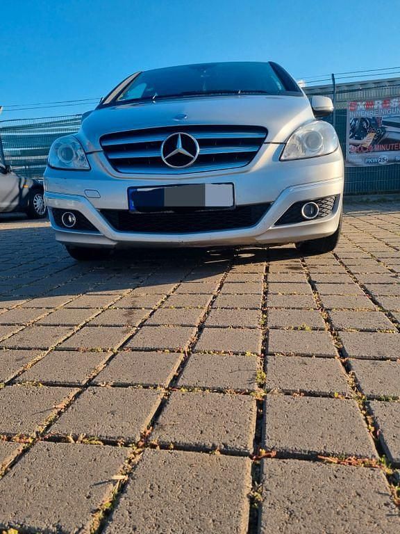Gebraucht Mercedes B180 109 PS (80 kW) 2009 Silber Van / Kleinbus