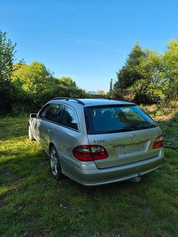 Usado Mercedes E220 Elegance 150 CV (110 kW) 2003 Plateado Berlina