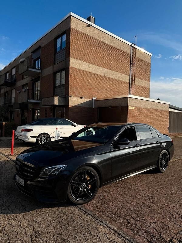 Schwarz Gebraucht 2018 Mercedes E200 Limousine | 17.950 € (Fairer Preis) - Bild 1/4