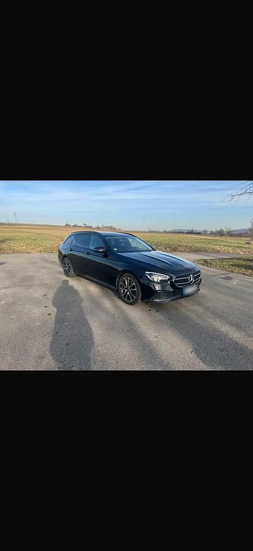 Usado Mercedes E220 194 CV (142 kW) 2021 Negro Familiar