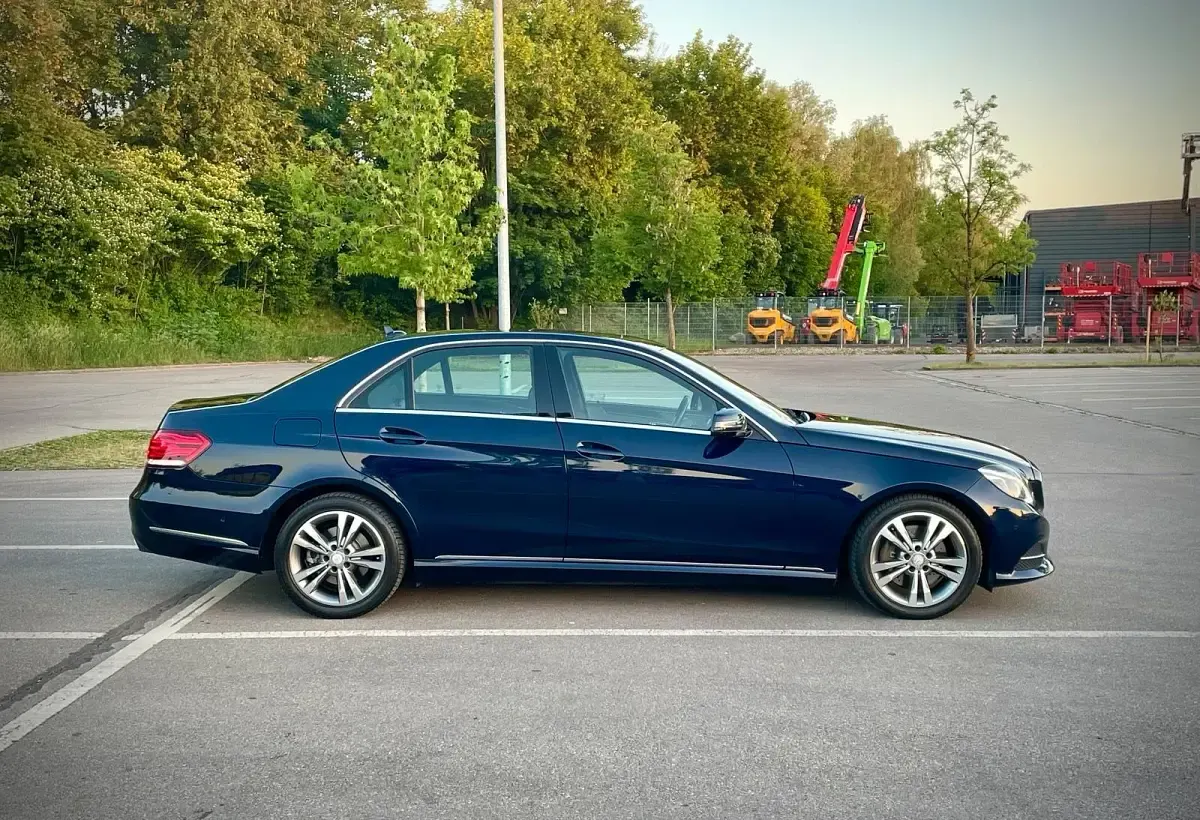 Gebraucht Mercedes E300 252 PS (185 kW) 2013 Blau Limousine