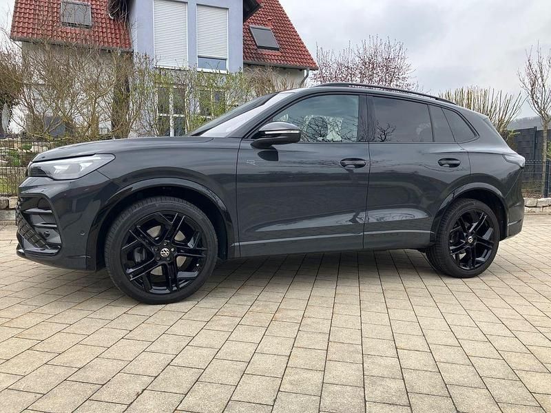 Gebraucht VW Tiguan R-line 193 PS (141 kW) 2024 Grau SUV