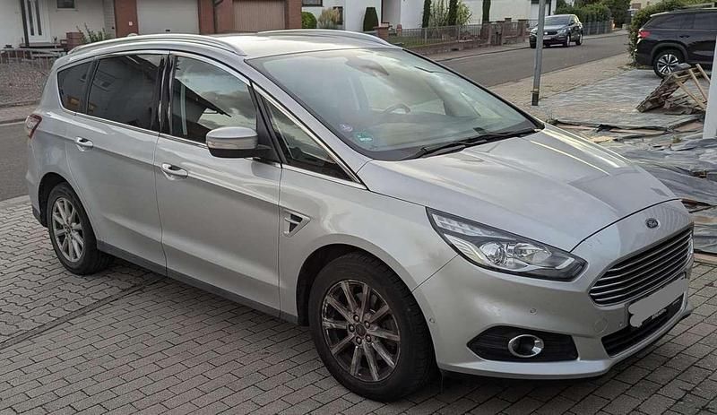 Silber Gebraucht 2017 Ford S-MAX Titanium Van / Kleinbus | 13.500 € (Fairer Preis) - Bild 1/4