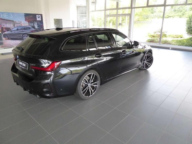 Gebraucht BMW 320 M Sport 190 PS (139 kW) 2024 Black sapphire metallic Kombi