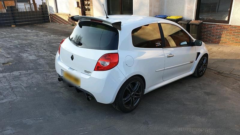 Gebraucht Renault Clio II 197 PS (144 kW) 2009 Weiß Kleinwagen