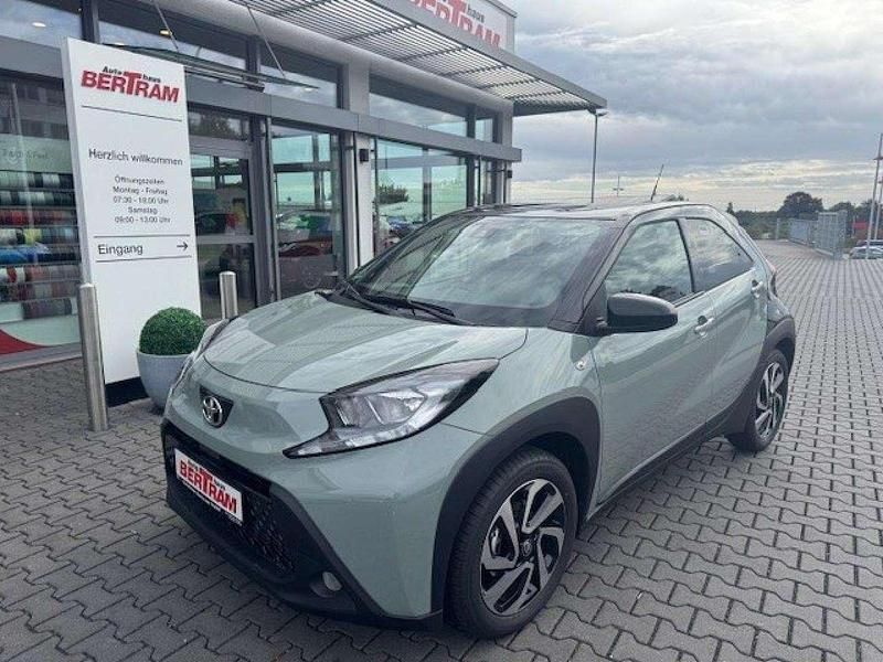 Urban khaki Gebraucht 2025 Toyota Aygo Team Kleinwagen | 18.990 € (Etwas zu teuer) - Bild 1/4