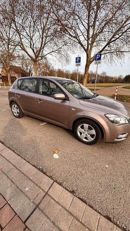 Gebraucht Kia Ceed 109 PS (80 kW) 2010 Braun Kleinwagen
