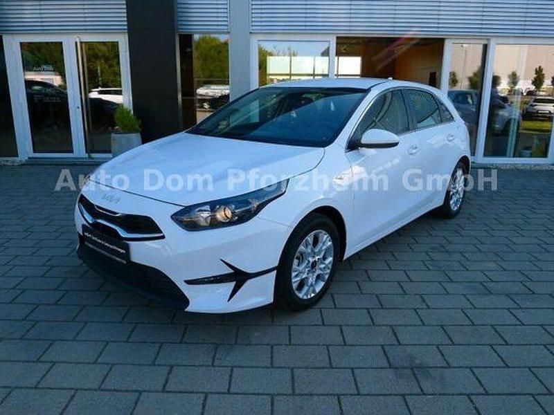 (wd) cararraweiss Gebraucht 2024 Kia Ceed Comfort Kleinwagen | 24.480 € (Fairer Preis) - Bild 1/4