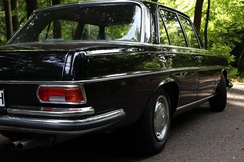 Schwarz Gebraucht 1970 Mercedes W108 Limousine | 12.900 € - Bild 1/4