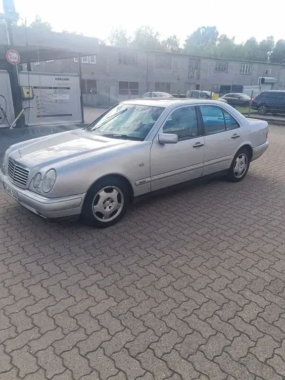 Gebraucht Mercedes E320 Avantgarde 224 PS (164 kW) 1997 Silber Limousine
