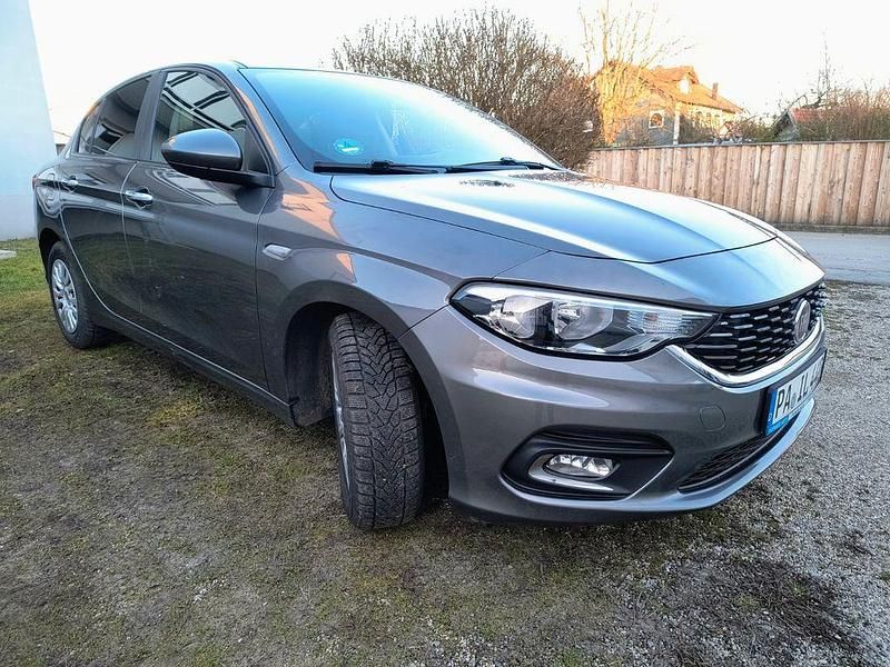 Grau Gebraucht 2017 Fiat Tipo Lounge Limousine | 8.650 € (Guter Preis) - Bild 1/4