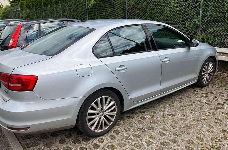 Grau Gebraucht 2015 VW Jetta Limousine | 6.500 € (Guter Preis) - Bild 1/4