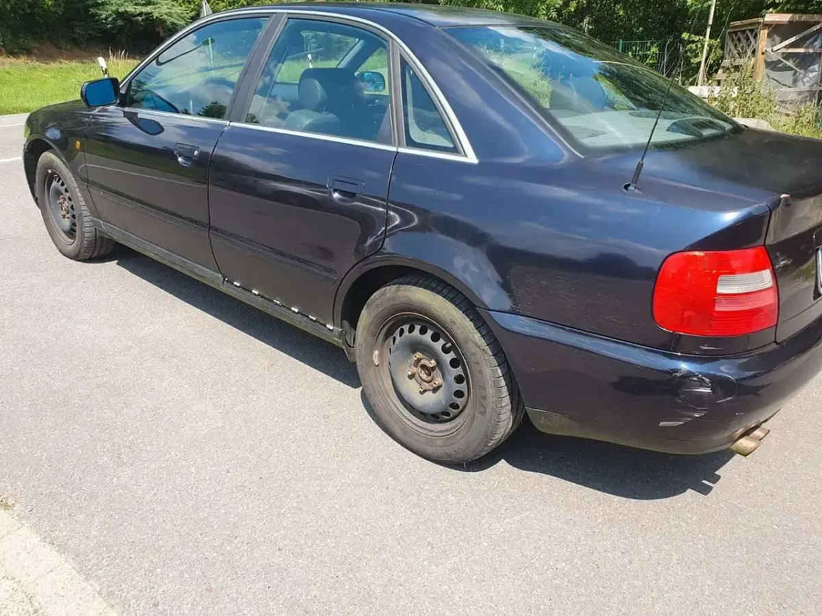 Second-hand Audi A4 193 CP (141 kW) 1998 Albastru Berlinǎ