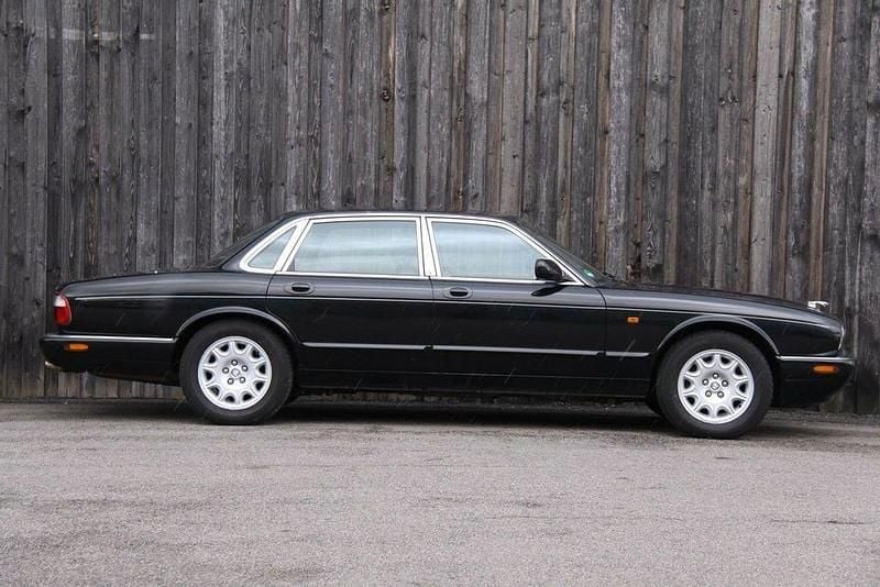 Używany Jaguar XJ Executive 237 KM (174 kW) 2000 Czarny Sedan/Limuzyna