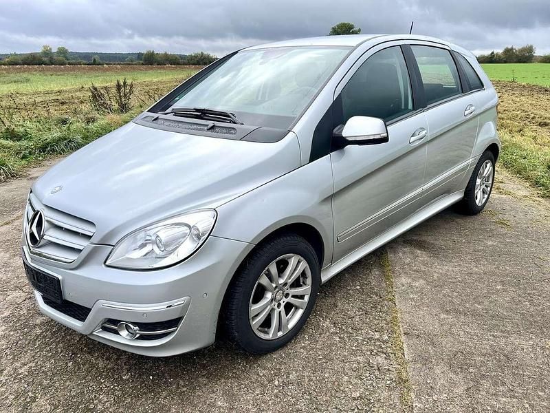 Polarsilber Gebraucht 2011 Mercedes B200 Van / Kleinbus | 7.990 € (Fairer Preis) - Bild 1/4