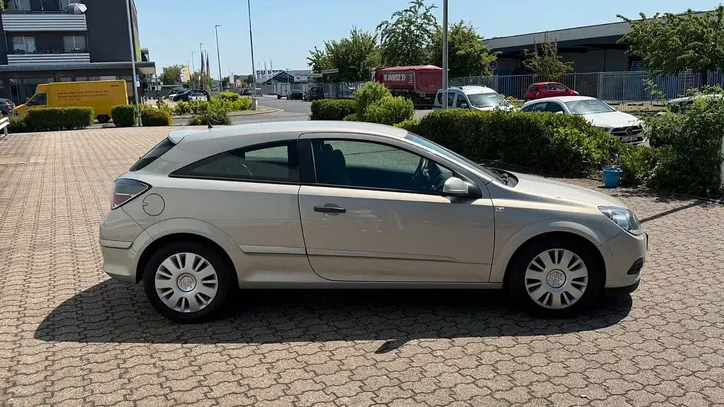 Używany Opel Astra GTC Selection 90 KM (66 kW) 2009 Złoty Coupe