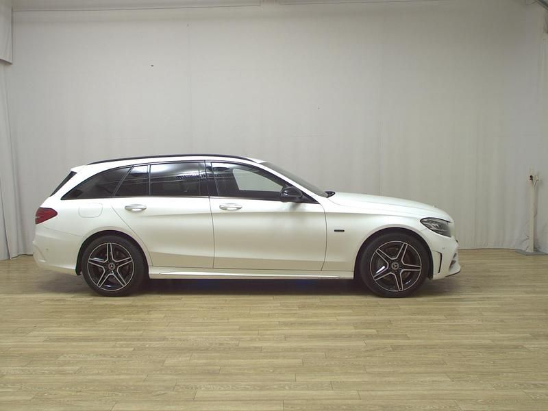 Weiss Gebraucht 2020 Mercedes C300e AMG line Kombi | 21.480 € (Fairer Preis) - Bild 1/4