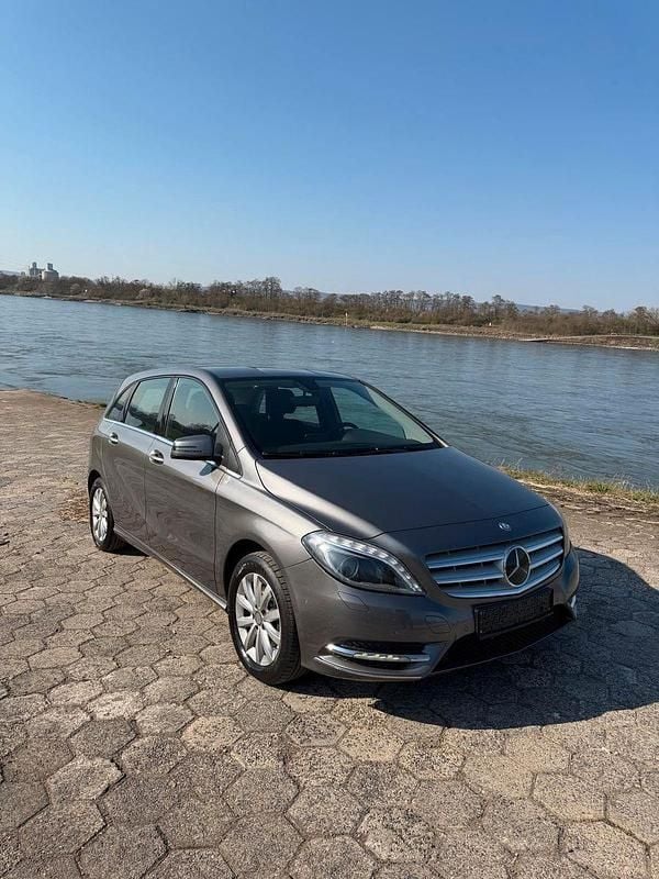 Gebraucht Mercedes B200 156 PS (114 kW) 2014 Grau Van / Kleinbus