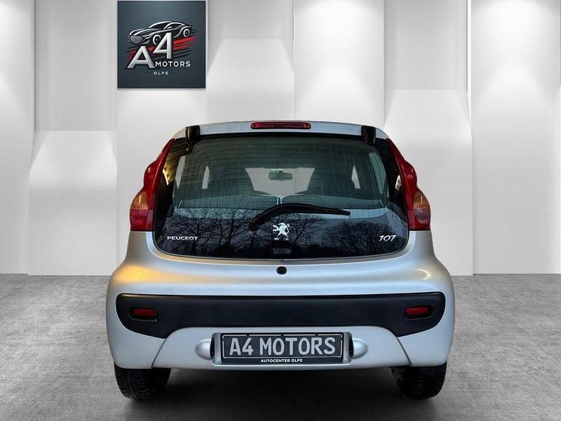 Gebraucht Peugeot 107 68 PS (50 kW) 2012 Silber Kleinwagen