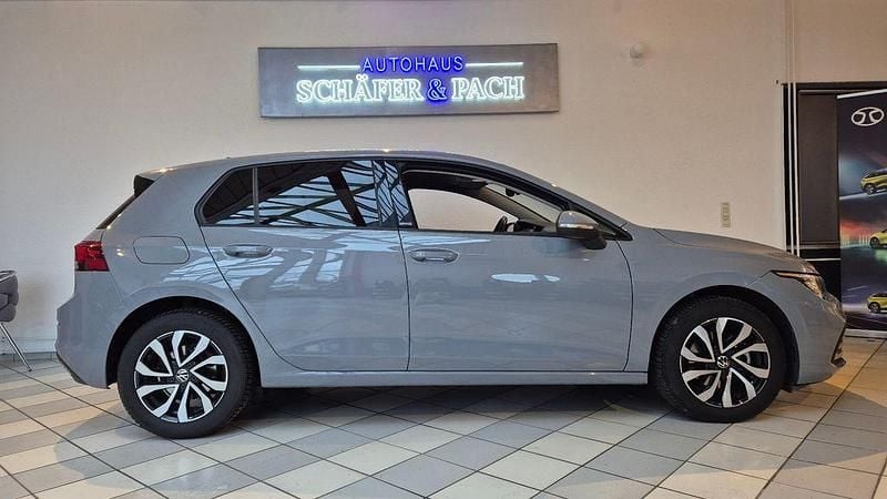 Gebraucht VW Golf VIII Active 131 PS (96 kW) 2022 Grau Limousine