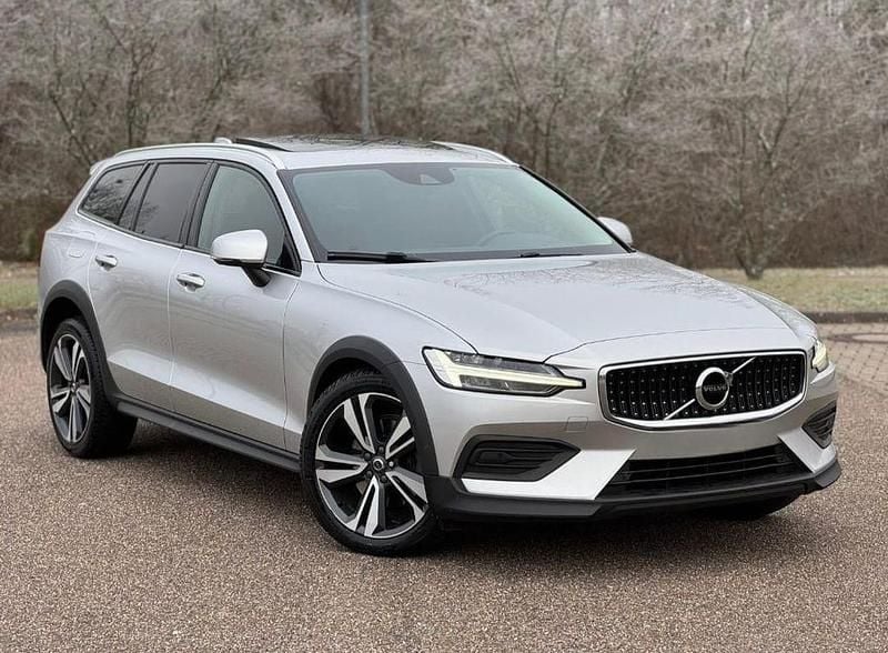 Silber Gebraucht 2021 Volvo V60 CC Pro Kombi | 18.000 € - Bild 1/4