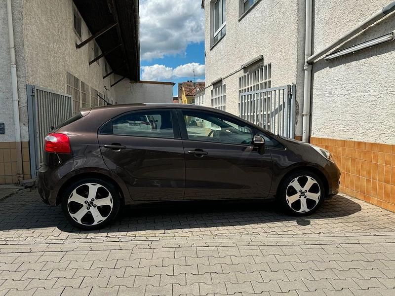 Gebraucht Kia Rio Spirit 109 PS (80 kW) 2013 Braun Limousine