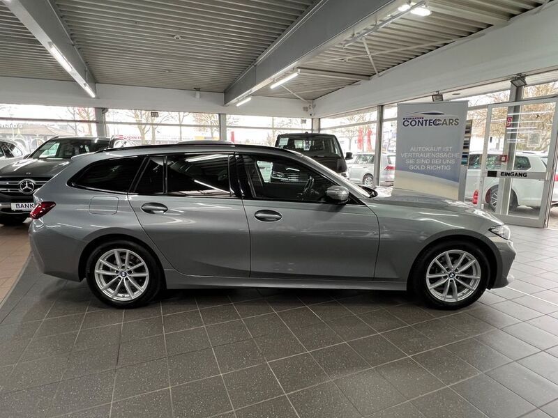 Skyscraper grau Gebraucht 2022 BMW 318 Kombi | 27.400 € (Fairer Preis) - Bild 1/4