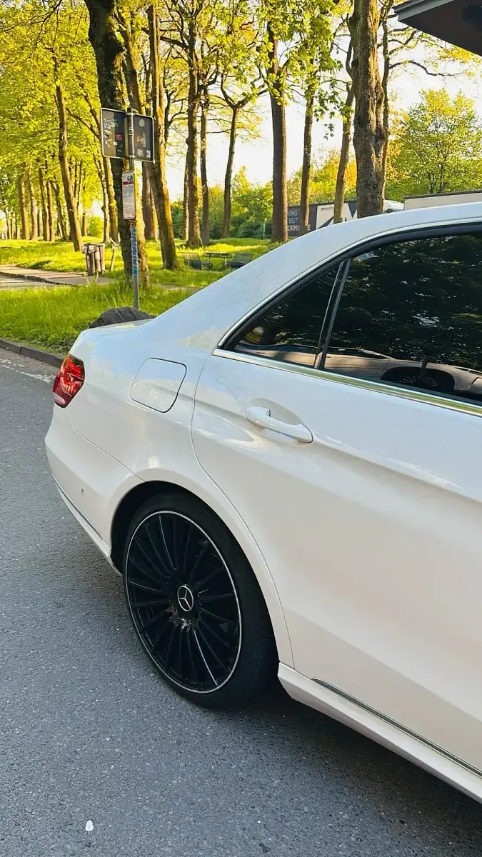 Gebraucht Mercedes E220 177 PS (130 kW) 2014 Weiß Limousine