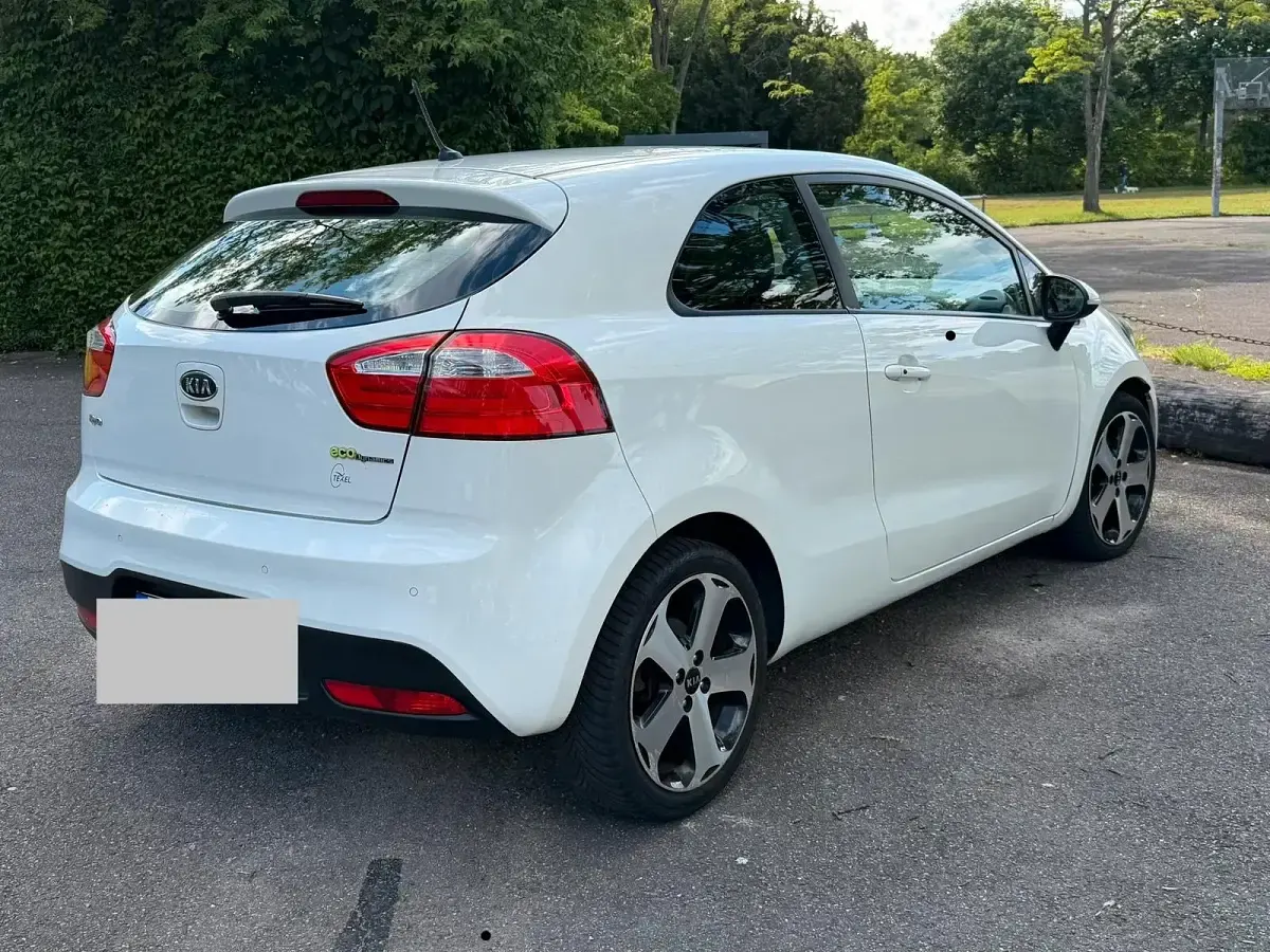 Używany Kia Rio 75 KM (55 kW) 2012 Biały Hatchback