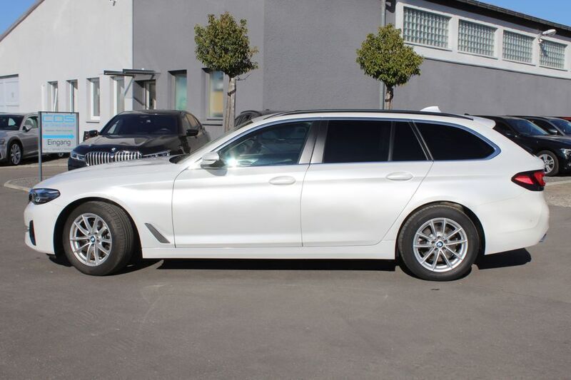 Mineralweiss metallic Gebraucht 2022 BMW 520 Sport Line Kombi | 32.750 € (Guter Preis) - Bild 1/4