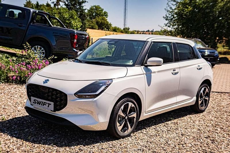 Pure white pearl metallic Neu 2025 Suzuki Swift Comfort+ Limousine | 21.690 € - Bild 1/4