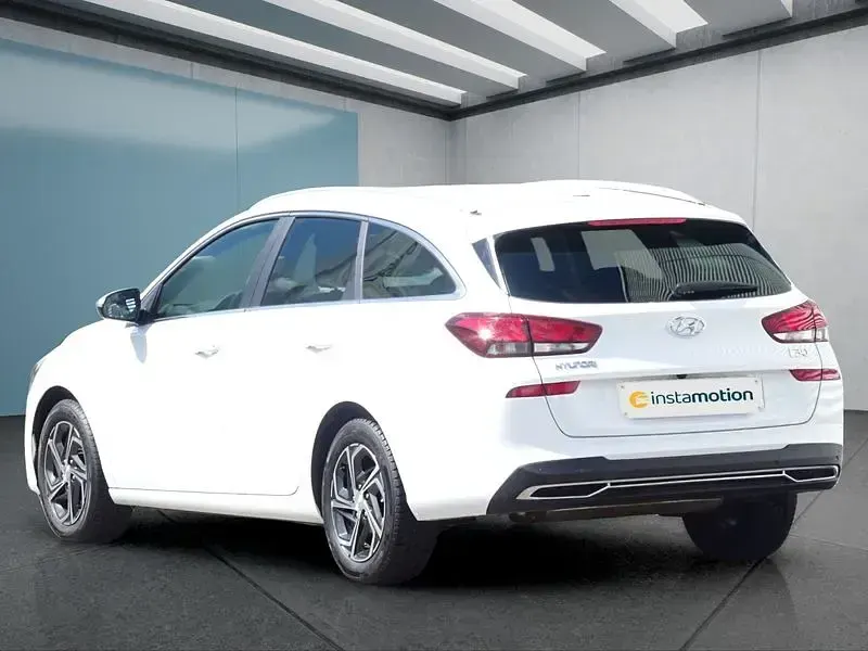 Gebraucht Hyundai i30 120 PS (88 kW) 2023 Weiß Kleinwagen