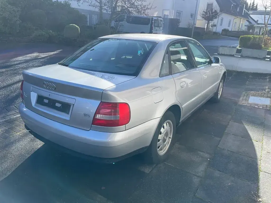 Gebraucht Audi A4 101 PS (74 kW) 2000 Silber Limousine