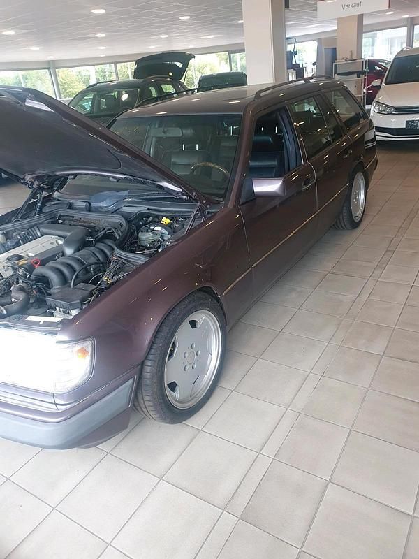 Violet Gebraucht 1993 Mercedes E320 Kombi | 16.900 € - Bild 1/4