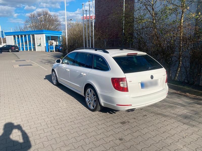 Gebraucht Skoda Superb 170 PS (125 kW) 2010 Weiß Kombi