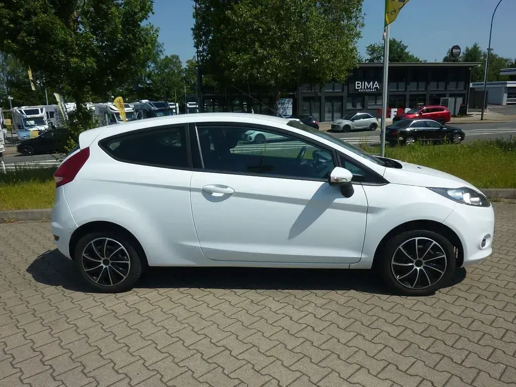 Gebraucht Ford Fiesta Trend 60 PS (44 kW) 2011 Weiß Limousine