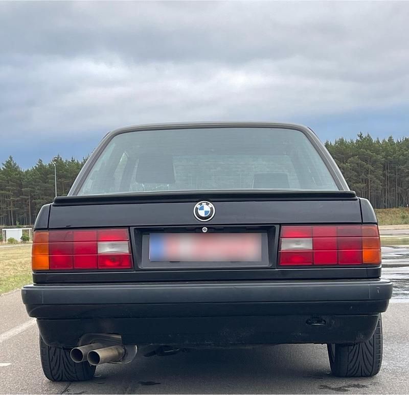 Gebraucht BMW 335 211 PS (155 kW) 1988 Schwarz Limousine