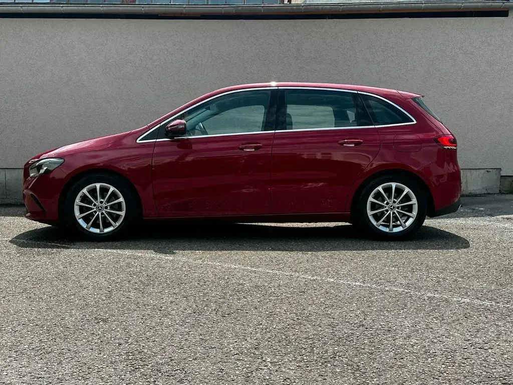 Gebraucht Mercedes B180 136 PS (100 kW) 2022 Rot Kleinwagen