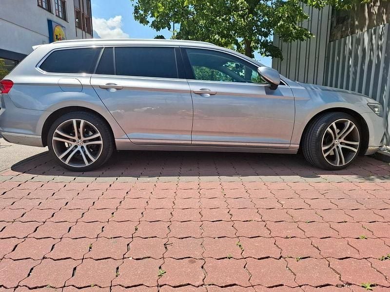 Silber Gebraucht 2019 VW Passat Elegance Limousine | 20.999 € (Fairer Preis) - Bild 1/4
