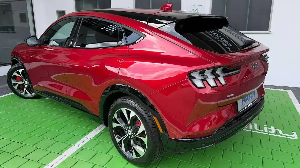 Gebraucht Ford Mustang Mach-E 197 kW (269 PS) 2022 Lucidrot SUV