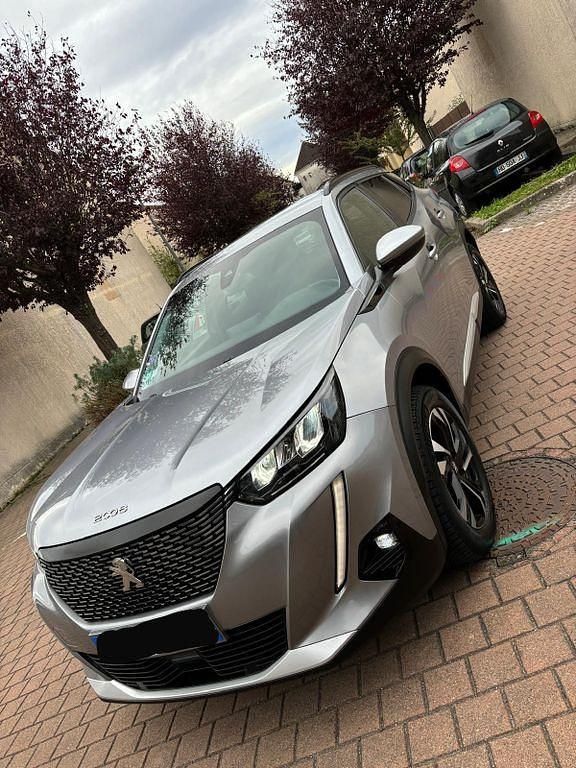 Grau Gebraucht 2021 Peugeot 2008 Allure SUV | 11.900 € (Superpreis) - Bild 1/4