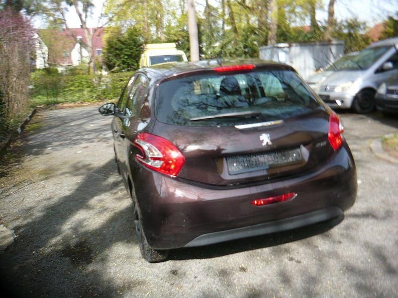 Gebraucht Peugeot 208 Active 82 PS (60 kW) 2012 Braun Kleinwagen