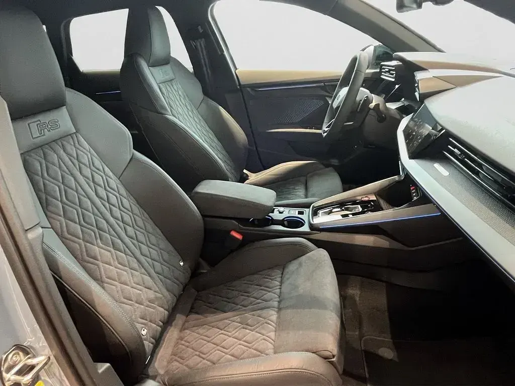 Gebraucht Audi RS3 Sport 400 PS (294 kW) 2025 Grau Limousine